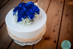 Hochzeitstorte . blaue Rosen . Motivtorte .